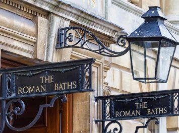 Eingangsschilder zu den Römischen Bädern, Bath