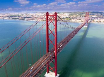 25 de Abril Bridge - die Brücke verbindet die Stadt Lissabon mit der Gemeinde Almada