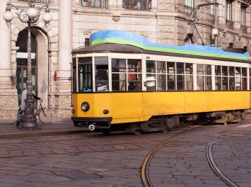Straßenbahnfahrt durch die Straßen von Mailand